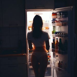 Секс аудио ночной страсти у холодильника молодой девушки и отца её парня